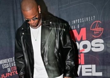 Léo Santana expulsa mulher do palco por gesto obsceno: “Respeite minha esposa”