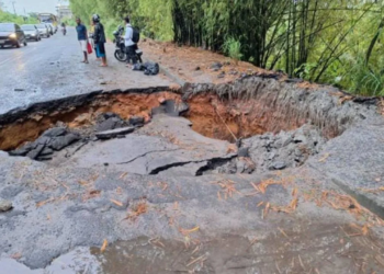 Cratera interdita parte da Estrada do Derba, na Bahia