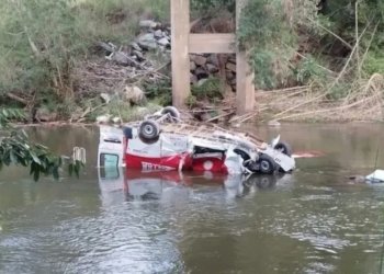 Caminhão do Corpo de Bombeiros cai em rio após acidente com carreta