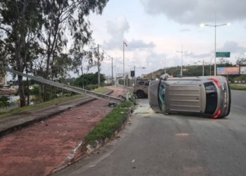 Carro capota e derruba poste na Avenida Orlando Gomes, em Salvador