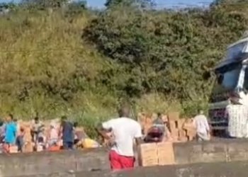 Caminhão carregado de biscoitos tomba na BR-324 e parte da carga é saqueada
