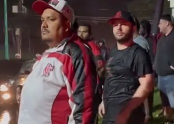 Torcedores do Flamengo protestam do lado de fora da festa de Gabigol