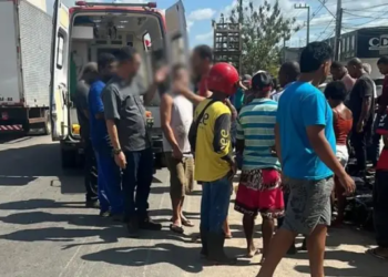 Motociclista morre e garupa fica ferido após veículo derrapar e colidir com caminhão no Sul baiano