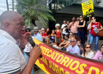 Professores realizam protesto após suspensão de votação dos precatórios