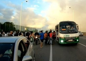 Ex-funcionários do transporte metropolitano bloqueiam pista da Estrada do Coco