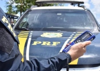 Motorista sob efeito de álcool é preso em flagrante após tombar com caminhão