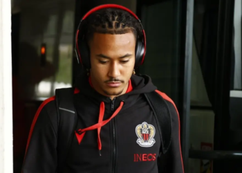 Jogador do Nice ameaça pular de viaduto em estrada na França