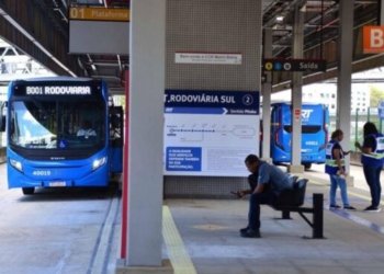 Veículo de transporte escolar bate em muro e criança fica ferida