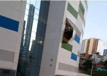 Carro fica pendurado em hospital após motorista perder controle