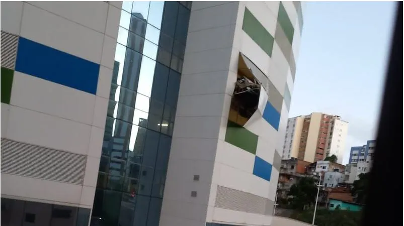 Carro fica pendurado em hospital após motorista perder controle