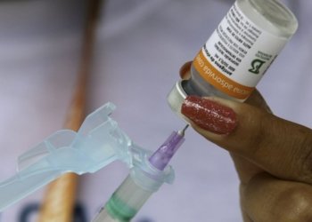 Especialistas sugerem vacinação nas escolas para aumentar adesão