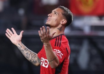 Antony é afastado do Manchester United após denúncias de agressão