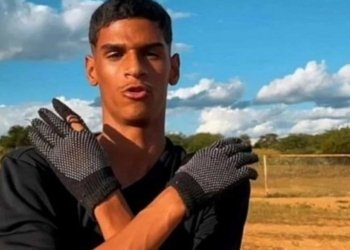 Luva de pedreiro aparece em carro de luxo avaliado em R$ 3.5 milhões, na Espanha