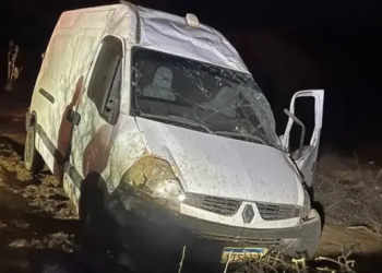 Motorista de van morre após veículo capotar no Sudoeste baiano