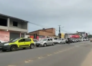 Passageiros esperam até 10 horas na fila para embarcar no ferry na volta do feriadão