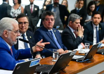 Projeto que consolida programa Desenrola é aprovado em comissão do Senado e segue com urgência para o Plenário