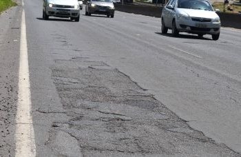 ViaBahia é autuada pelo Procon por precariedade do asfalto na BR-324