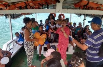 Alunos da Ilha de Maré aprendem literatura em passeios de barco