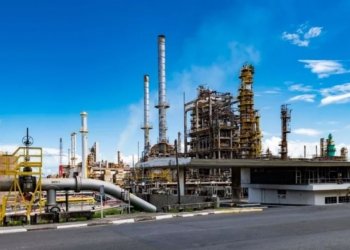 Funcionários de refinaria são hospitalizados após inalar gás químico na Bahia