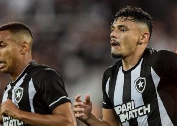 Jogador do Botafogo é acusado de trair e passar IST para a namorada