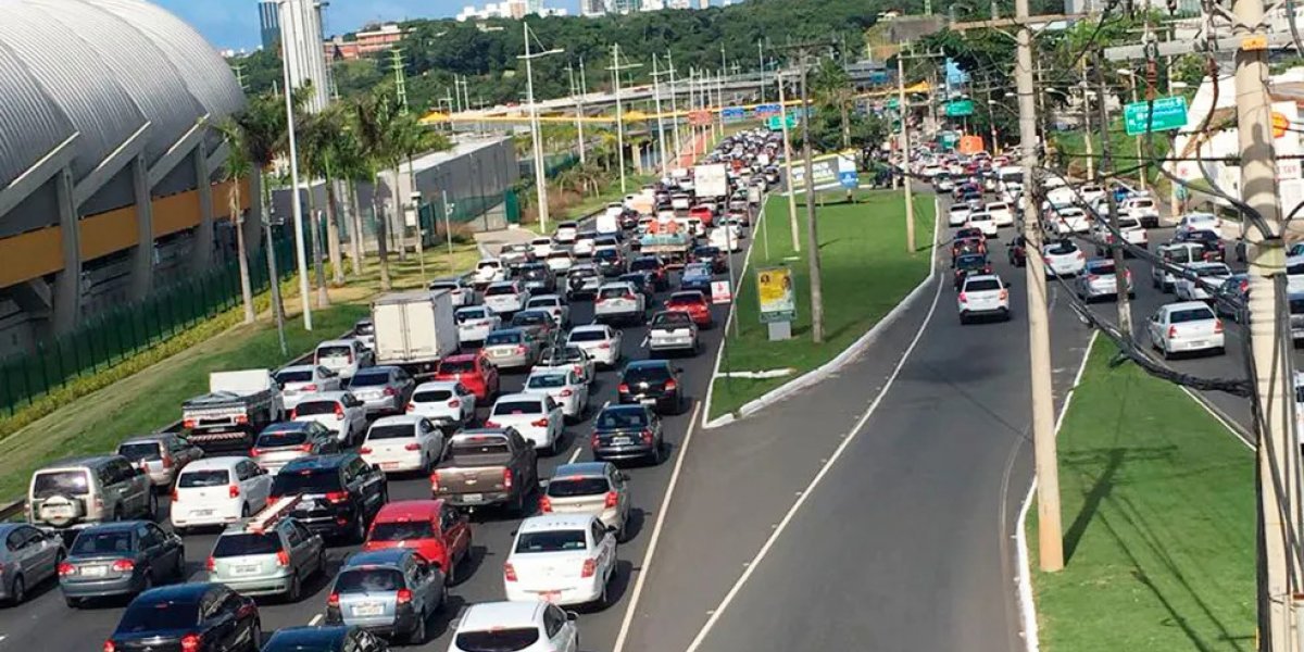 Motorista alcoolizado é preso após dirigir na contramão na Avenida Paralela