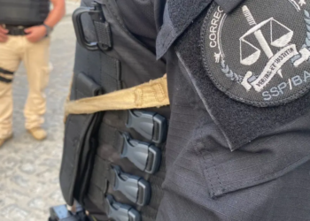 Delegado, investigador e PMs são alvos de operação que investiga grupo de extermínio no interior da Bahia