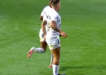 Acrobacia de Soteldo gera confusão em Santos x Vasco e três jogadores são expulsos