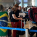 Avião com brasileiros resgatados em Israel chega em Brasília