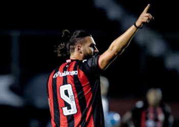 Léo Gamalho renovará por mais um ano com o Vitória em caso de acesso; entenda