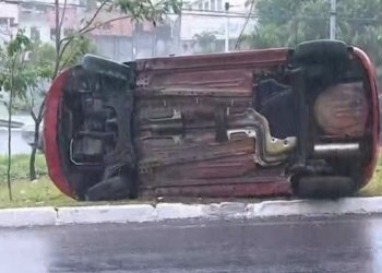 Carro capota em via movimentada de Salvador