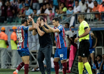 Sob o comando de Ceni, Bahia cresce na condição de mandante e respira na Série A
