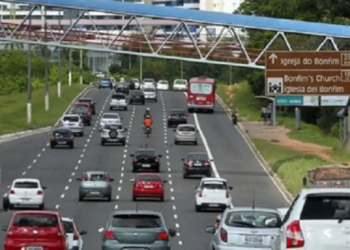 Motorista embriagado é preso dirigindo na contramão da Avenida Paralela