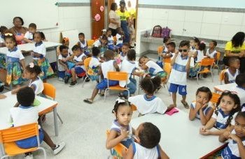Prefeitura entrega nova escola municipal em Paripe