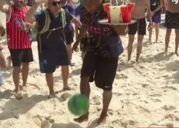 Ambulante brasileiro rouba cena após ser desafiado por TV Argentina, veja