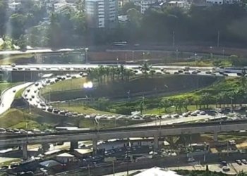 Interdição no viaduto Raul Seixas causa congestionamento na Avenida ACM