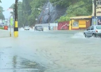 Órgãos emitem alertas após chuva intensa e ventos fortes, em Salvador