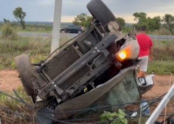 Bebê morre após carro bater em barranco e capotar em acidente na BR-020