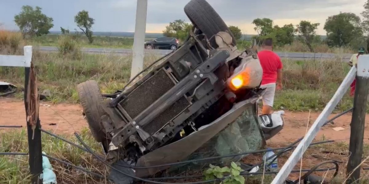 Bebê morre após carro bater em barranco e capotar em acidente na BR-020