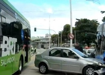 Motorista perde controle da direção e carro bate em BRT no Itaigara