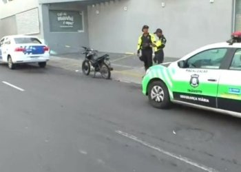 Motociclista com simulacro de arma de fogo colide com ônibus na Pituba