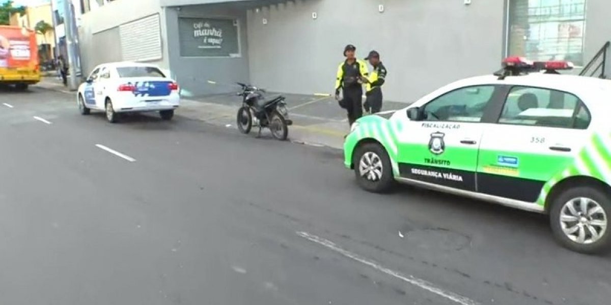 Motociclista com simulacro de arma de fogo colide com ônibus na Pituba