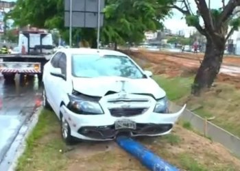 Motorista derruba poste após perder controle do carro na Av. Vasco da Gama