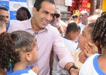 Bruno Reis assina a autorização para a reconstrução de escola em Paripe