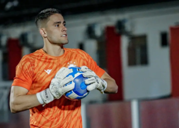 Dênis Júnior renova contrato com o Bahia, mas deve seguir emprestado ao Vila Nova