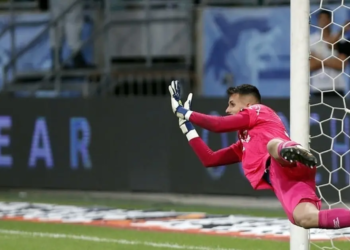 Marcos Felipe termina como líder do ranking de defesas difíceis no Brasileirão