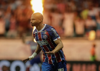 Thaciano diz que segue no Bahia e exalta torcida: “não perdeu a fé”