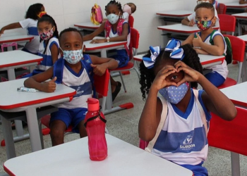Estudantes da rede comunitária terão kit e fardamento gratuito em Salvador