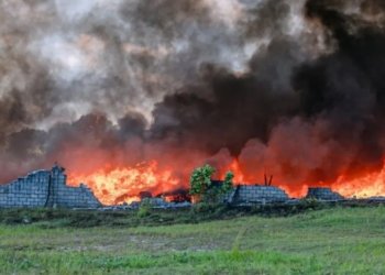 Bombeiros controlam incêndio que destruiu galpão em Camaçari