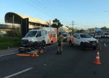 Motocicleta colide com viatura da PM e deixa pai e filho feridos na BR-324