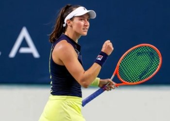 Dupla de Stefani vence estreia e volta a jogar esta noite na Austrália